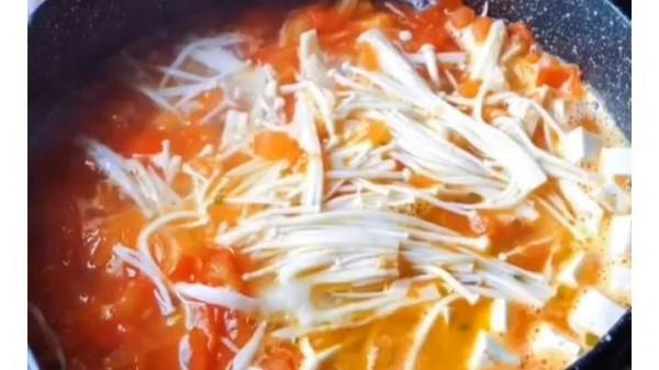 一碗簡單而普通的西紅柿豆腐湯在這個寒冷的夜晚溫暖了整個身體