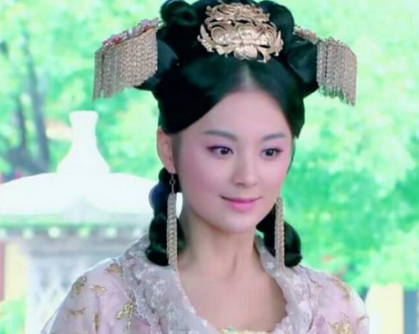 盤點頭上插兩把牙刷的古裝女子，蔣欣驚豔，佟麗婭傾國傾城