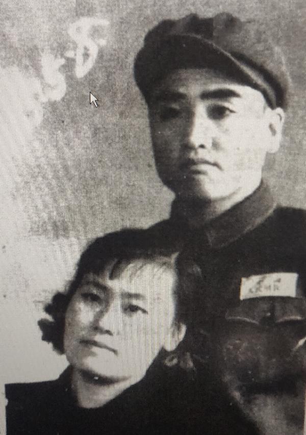 毛主席百年誕辰，記者拿著一箱子找到李敏：這是你媽媽讓交給你的