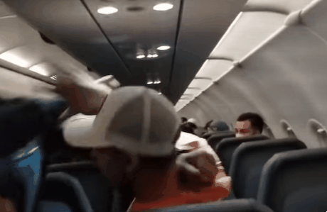 丟人！頭等艙亞裔男暴打空姐，航班緊急迫降！乘客怒：不戴口罩，還打女人