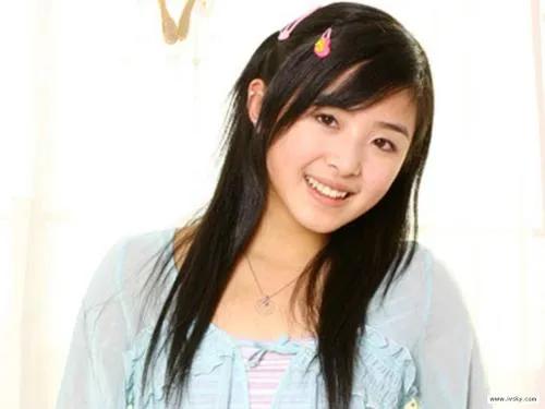 憑超女15歲一夜成名，卻因資源成最早受害者，張含韻經歷了什麼？