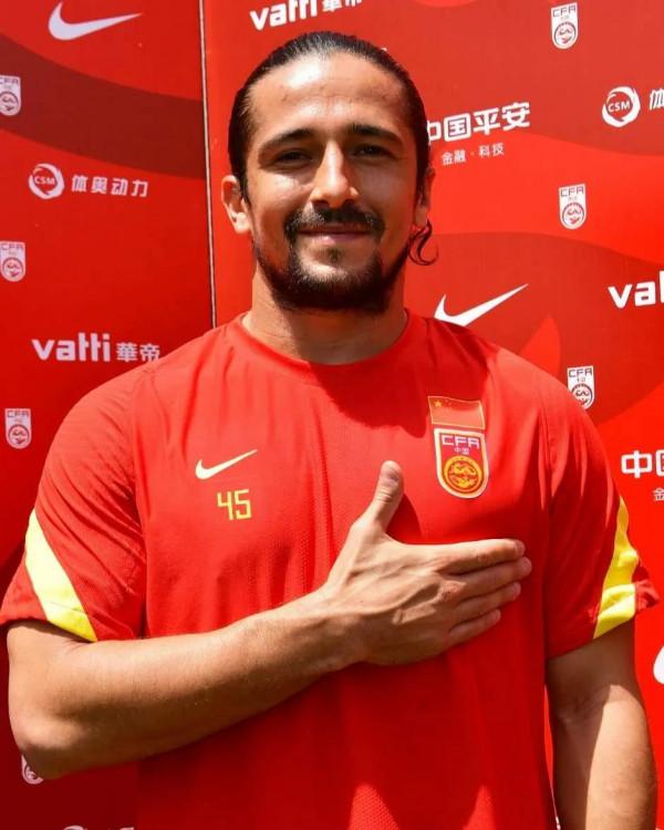 洛國富喊話李鐵:100%投入付出一切戰勝越南 洛國富喊話李鐵:100%投入付出一切戰勝越南