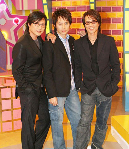 57歲男星壕慶結婚6週年，提前半年開始準備，送愛妻6位數奢華鑽戒