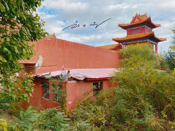吉林琿春有一座奇怪的寺廟，看起來很新，卻荒廢已久，雜草叢生
