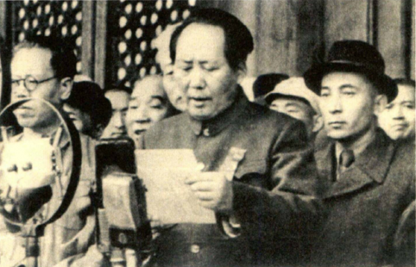 開國大典上，毛主席身後站著一個年輕人，戴著黑色禮帽，他是誰？