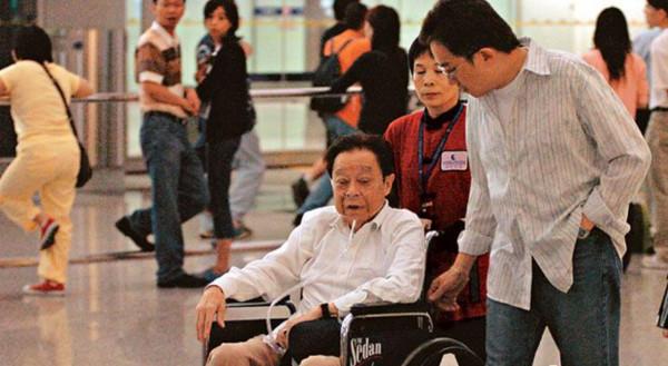 2006年董驃去世，葬禮上成龍曾志偉扶靈，四妻七子為何不爭奪遺產