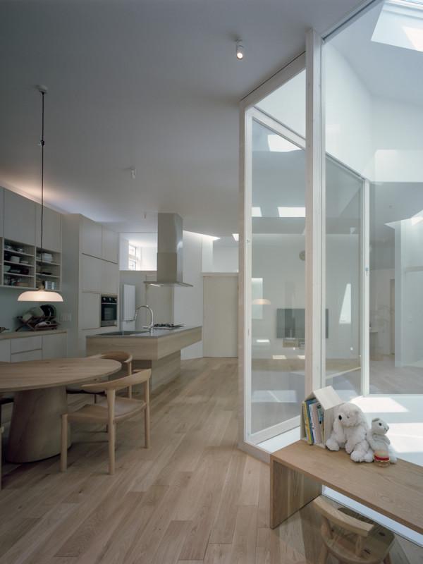 104㎡的住宅：為了能夠有一個安靜的家居空間，對外幾乎完全封閉