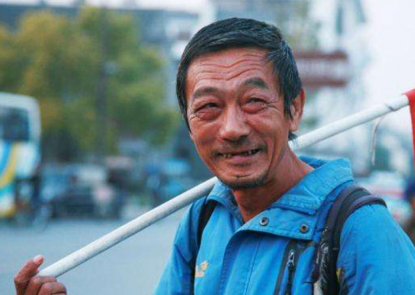 李長波45歲辭職，3年多從吉林徒步到海南，途中喜歡收集菸酒標誌