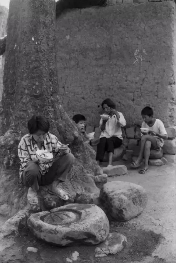 80年代中國人吃飯罕見老照片26張