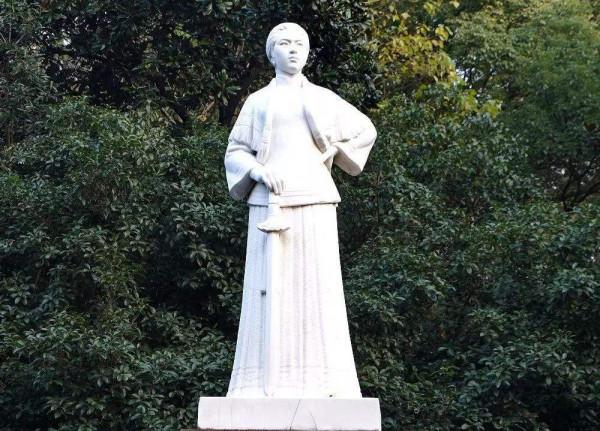 “鑑湖女俠”秋瑾32歲英勇就義，留下2個子女，結局如何？