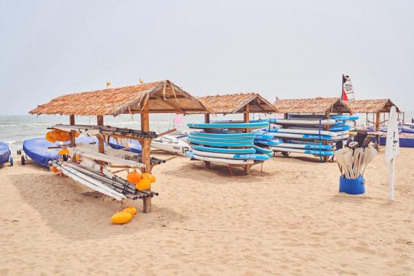 【X自駕】開寶馬5系插混，打卡秦皇島海岸，帆船、動漫任你玩