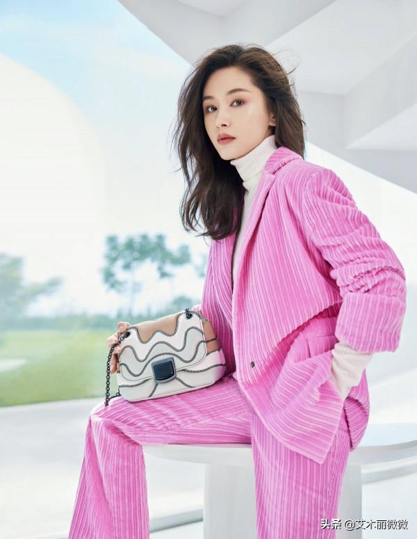 王子文太會穿了吧,穿白西裝配齊肩直髮好霸氣,159穿出180的氣場 王子文太會穿了吧,穿白西裝配齊肩直髮好霸氣,159穿出180的氣場