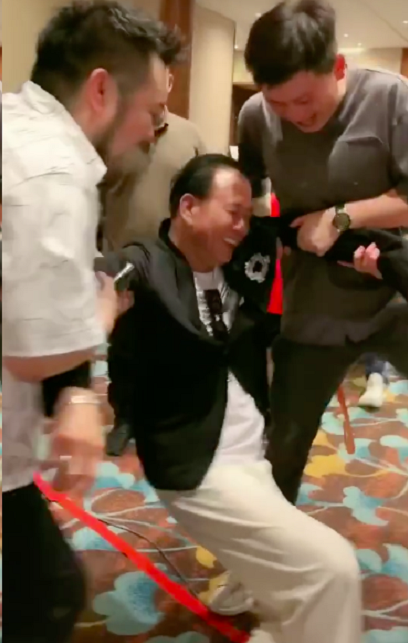 網曝萬梓良即將去世，本人反駁稱自己身體健康，曾眾人攙扶還摔跤