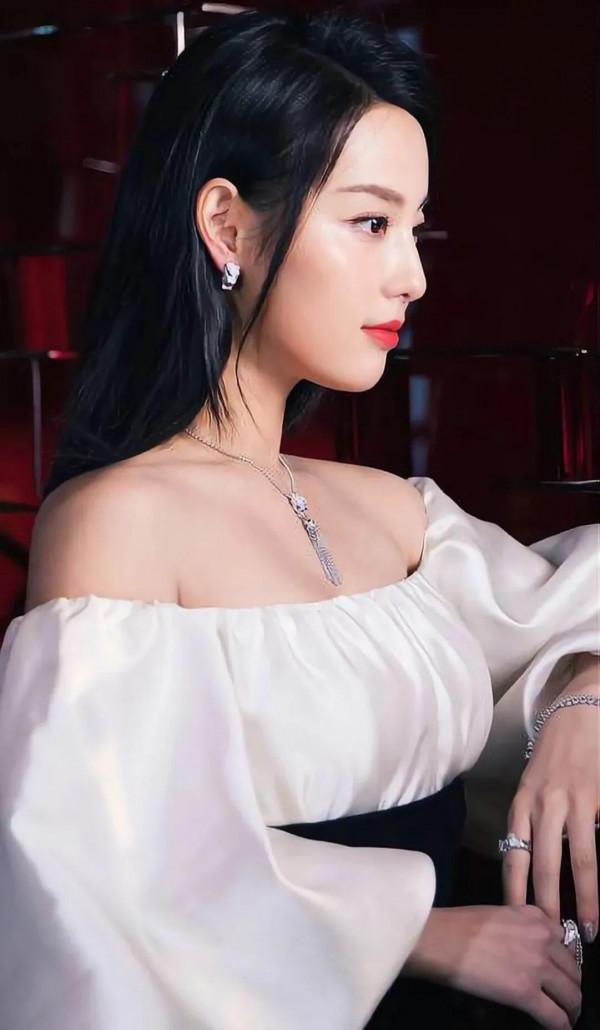 今日美圖博君一笑,張嘉倪是個脫俗優雅清新靚麗的美人 今日美圖博君一笑,張嘉倪是個脫俗優雅清新靚麗的美人