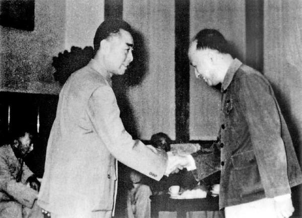 從1957年到去世前兩年,周總理淋過的雨,後來都成為我們眼裡的淚 從1957年到去世前兩年,周總理淋過的雨,後來都成為我們眼裡的淚