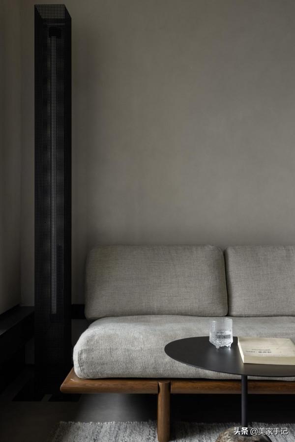 一進他家，彷彿世界都安靜了下來，全屋空靈雅韻，沒有一絲俗氣