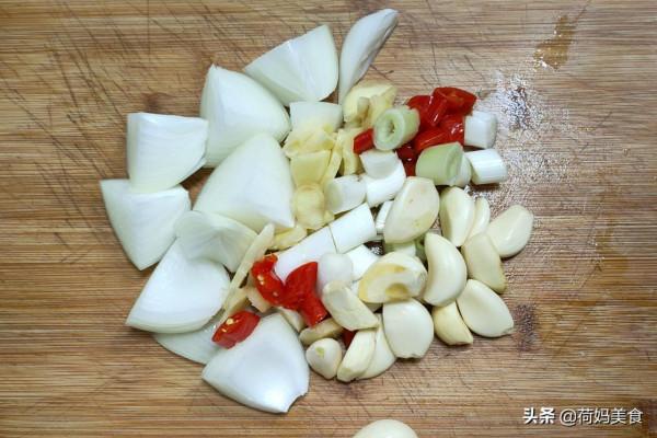 降溫了，在家秘製一鍋魚頭煲，鮮香入味又下飯，上桌夫妻倆搶著吃