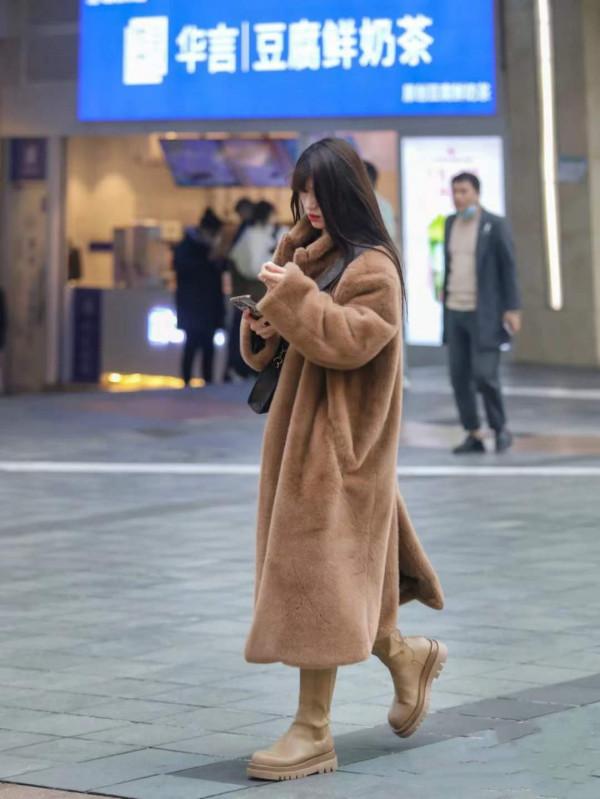 冬天也總是穿大衣、羽絨服，“毛毛外套”溫暖奢華，誰穿誰洋氣