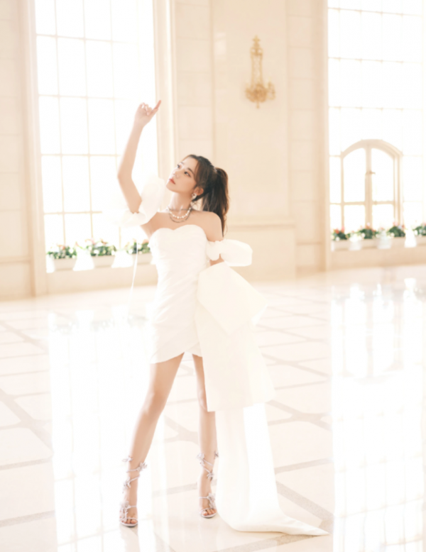 張紫寧真大膽，穿纏繞鞋還用蝴蝶點綴，這誰能駕馭