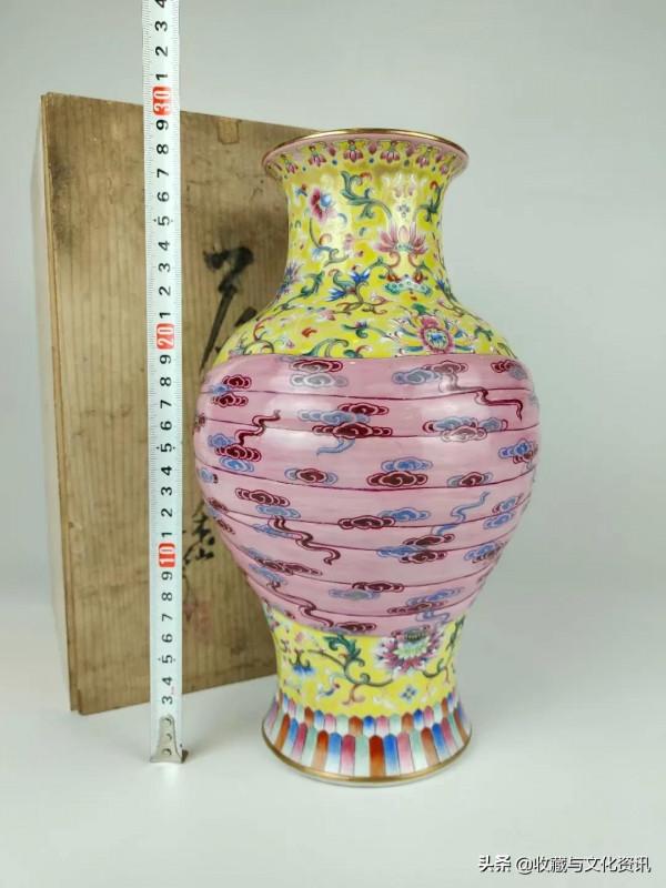 清嘉慶款黃地粉彩包袱瓶鑑賞