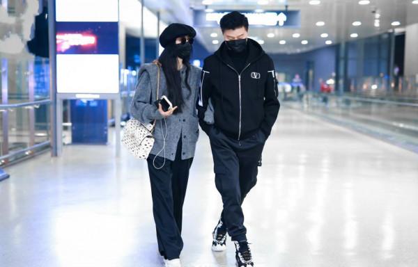 范冰冰爸爸穿3萬7老年裝炸街，挽女兒走機場似情侶，比女兒還時尚