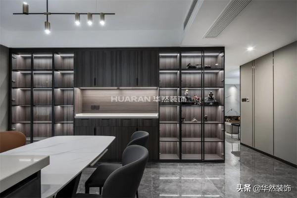 150㎡現代婚房，採用黑白灰三色拼貼拉伸空間、開放式廚房