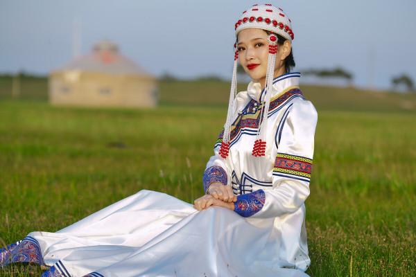 看烏蘭巴托請蒙古姑娘吃飯，結果她們吃中餐、喝紅酒，吃完逛超市