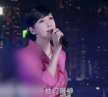 跨年女星哪家強？周慧敏凍齡狀態好，金晨穿漢服，楊紫創收視高峰