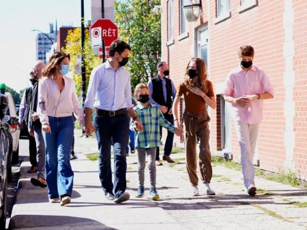 加拿大全民出動 大排長龍為投票 華人空前踴躍 特魯多1家5口被圍住