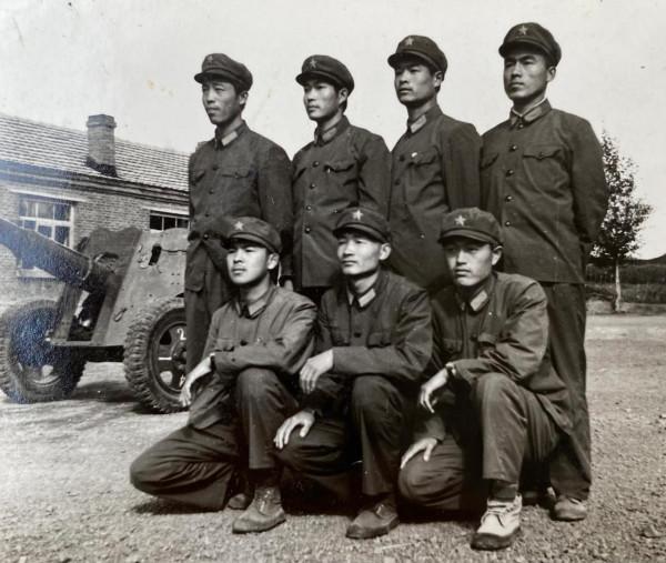 知道炮兵裡最危險的炮手是誰嗎？瞄準手