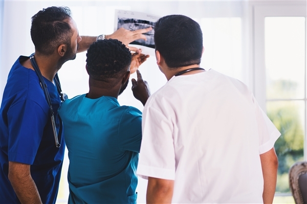 繼嗅覺和味覺失靈後，新冠患者又出現新症狀！發音困難，影響說話