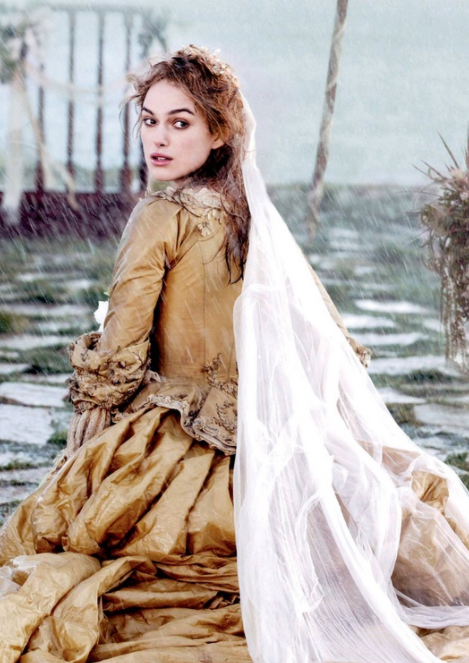 伊麗莎白一世的審美標準：假髮紅唇，鉛粉塗臉，拉夫領配緊身胸衣