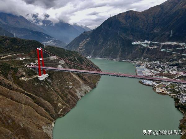 建在天上的雅康高速，一條隧道一座橋，318進藏路上一道靚麗風景