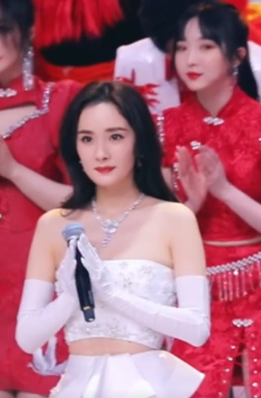 楊冪和張大大包餃子過年！穿T恤身材凹凸有致，桌上帝王蟹太奢華