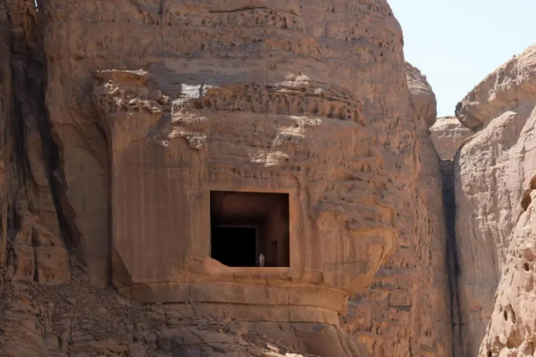 花3億在岩石中&quot;鑿&quot;出一個酒店，表面普通，內部卻大有乾坤