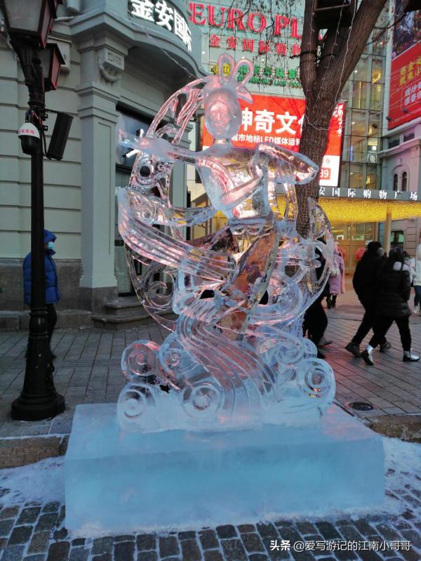 到達中央大街時氣溫很低，於是吃一根老牌的馬迭爾冰棒溫暖自己