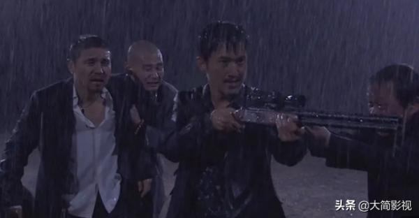 村民們為了拿到鑽石,竟給黑幫老大開膛破肚,誰黑誰白? 村民們為了拿到鑽石,竟給黑幫老大開膛破肚,誰黑誰白?