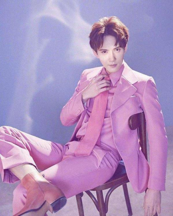 誰說粉色太“娘”？這13位粉衣造型又酷又颯，比女生還有氣質