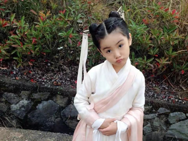 關曉彤蔣依依是“國民閨女”過去式了，新晉小小花一個比一個靈