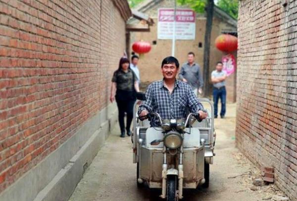 大衣哥被曝年入1500萬，給兒子買豪車兒媳開金店？朱之文霸氣回應