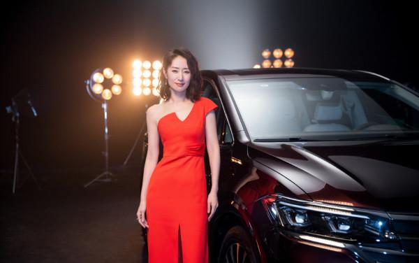 劉敏濤果然是高調了，紅色斜肩長裙高開叉，配紅色高跟鞋明豔霸氣