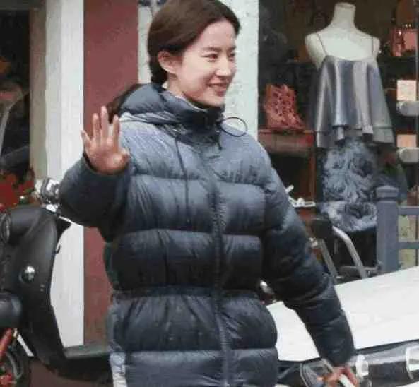 劉亦菲穿羽絨服,這羽絨服誰穿誰醜,但是神仙姐姐劉亦菲是意外 劉亦菲穿羽絨服,這羽絨服誰穿誰醜,但是神仙姐姐劉亦菲是意外