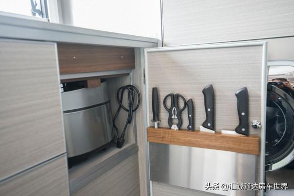 軍綠防爆車體，配四驅V8動力，帶吃住功能！實拍福特4座越野房車