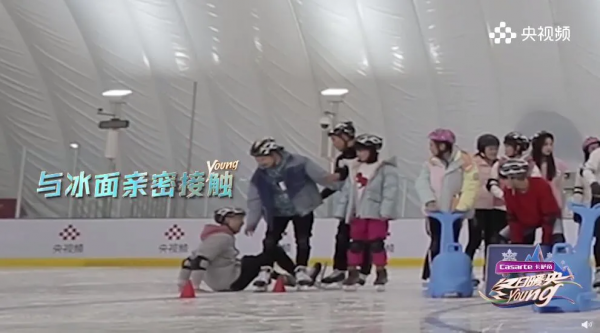 一起來看看主持“國家隊”滑冰段位，網友：央視果然太會整活了