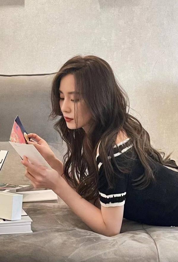 劉詩詩最新寫真大片曝光，一字肩大波浪造型超精緻