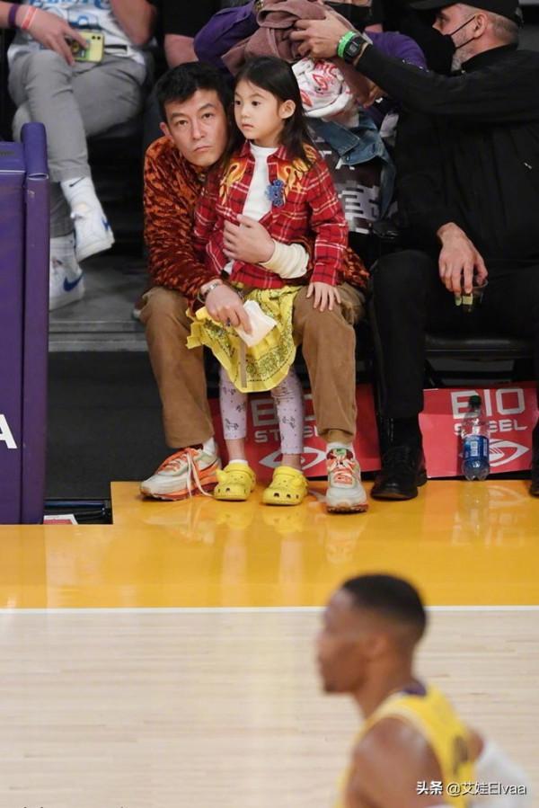 陳冠希看NBA成女兒奴!穿中國結外套給女兒拍照,老婆當甩手掌櫃 陳冠希看NBA成女兒奴!穿中國結外套給女兒拍照,老婆當甩手掌櫃