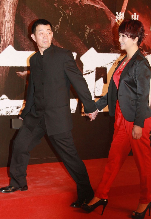 江珊美得真耐看！一身紅黑配幹練又優雅，短髮也很有女人味