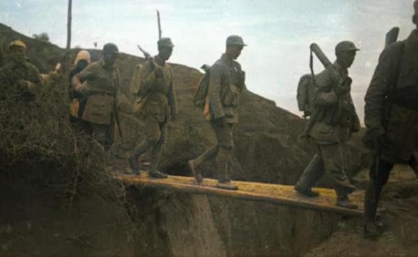 抗戰時期，八路軍被日軍包圍，老樵夫助八路軍脫險後忽然神秘失蹤