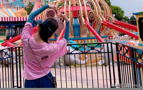 劉詩詩下班路邊啃玉米,穿T恤奶奶褲超可愛,染捲髮戴帽像大姑娘 劉詩詩下班路邊啃玉米,穿T恤奶奶褲超可愛,染捲髮戴帽像大姑娘