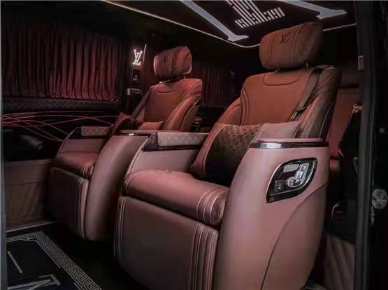 LV的包包很常見，你見過LV版的定製賓士商務車嗎？